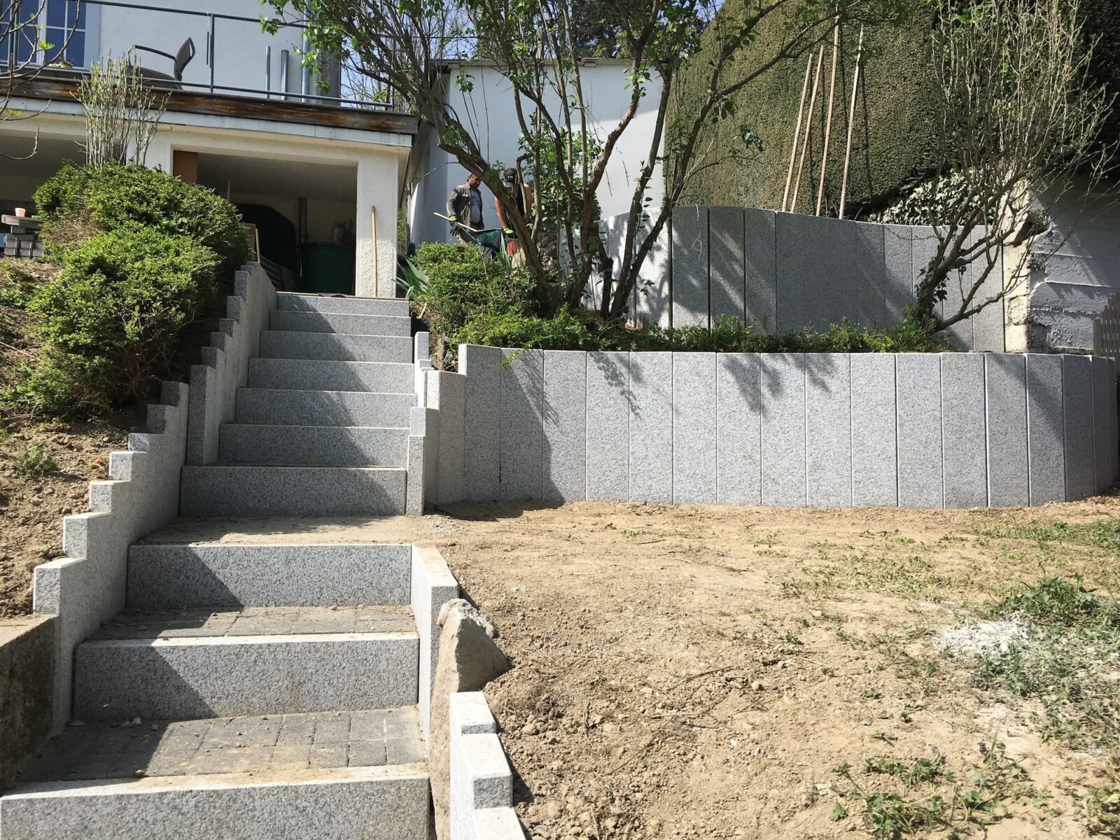 Mur de soutènement et escalier en blocs dans un jardin
