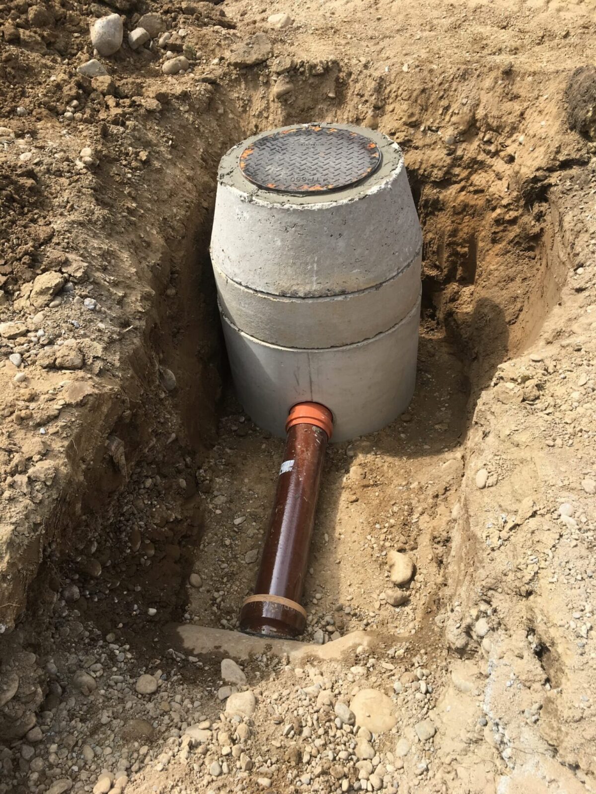 Regard d’assainissement et canalisation posés en tranchée