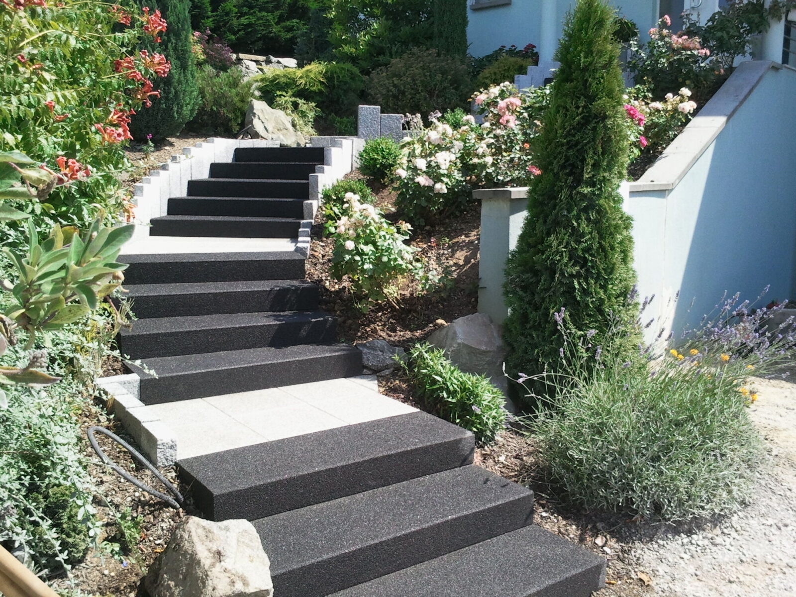Escalier extérieur en marches bloc dans un jardin paysager