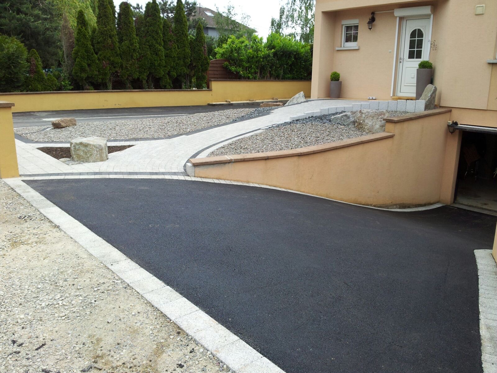 Rampe d’accès en enrobé avec bordure