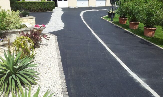 Allée courbe en enrobé avec bordure pavée