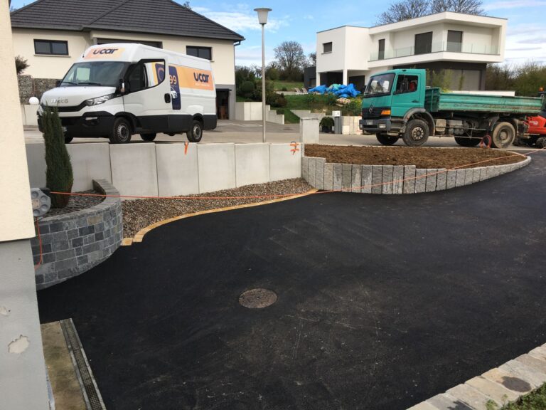 Cour en enrobé et mur de soutènement, chantier AK TP Cour en enrobé et mur de soutènement, chantier AK TP