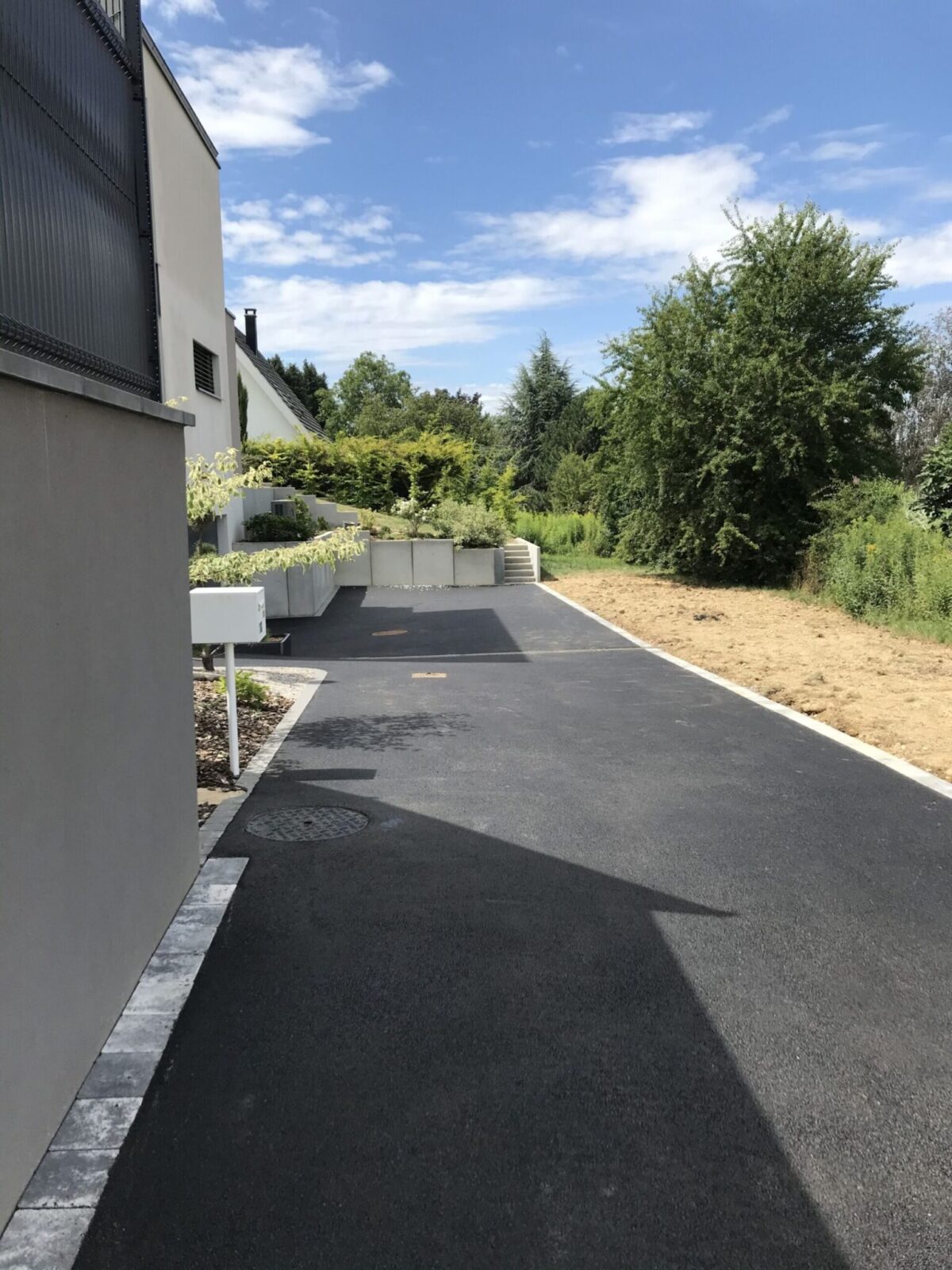 Allée en enrobé le long d’une maison