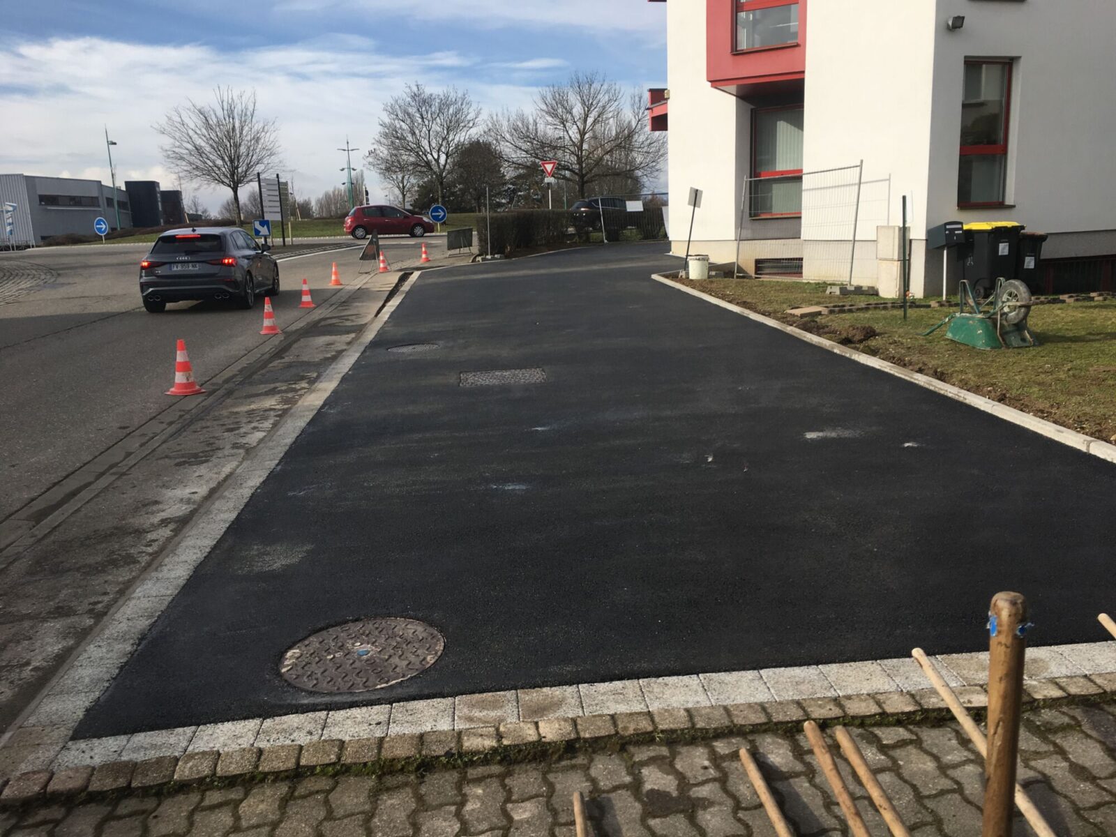 Stationnement en enrobé le long d’une rue