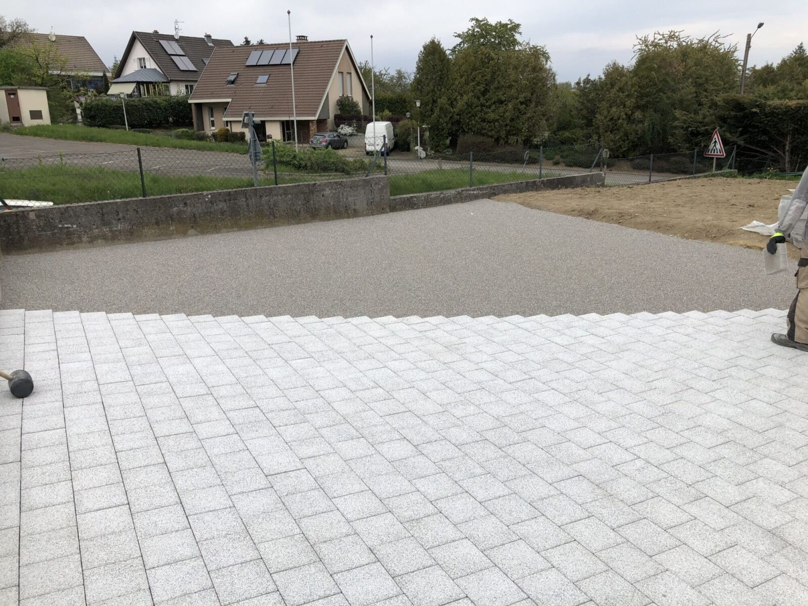 Cour pavée en pavés gris