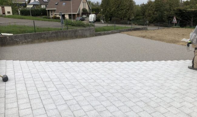Cour pavée en pavés gris
