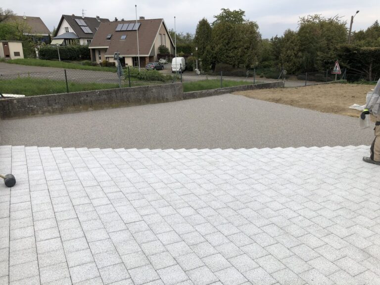 Cour pavée en pavés gris