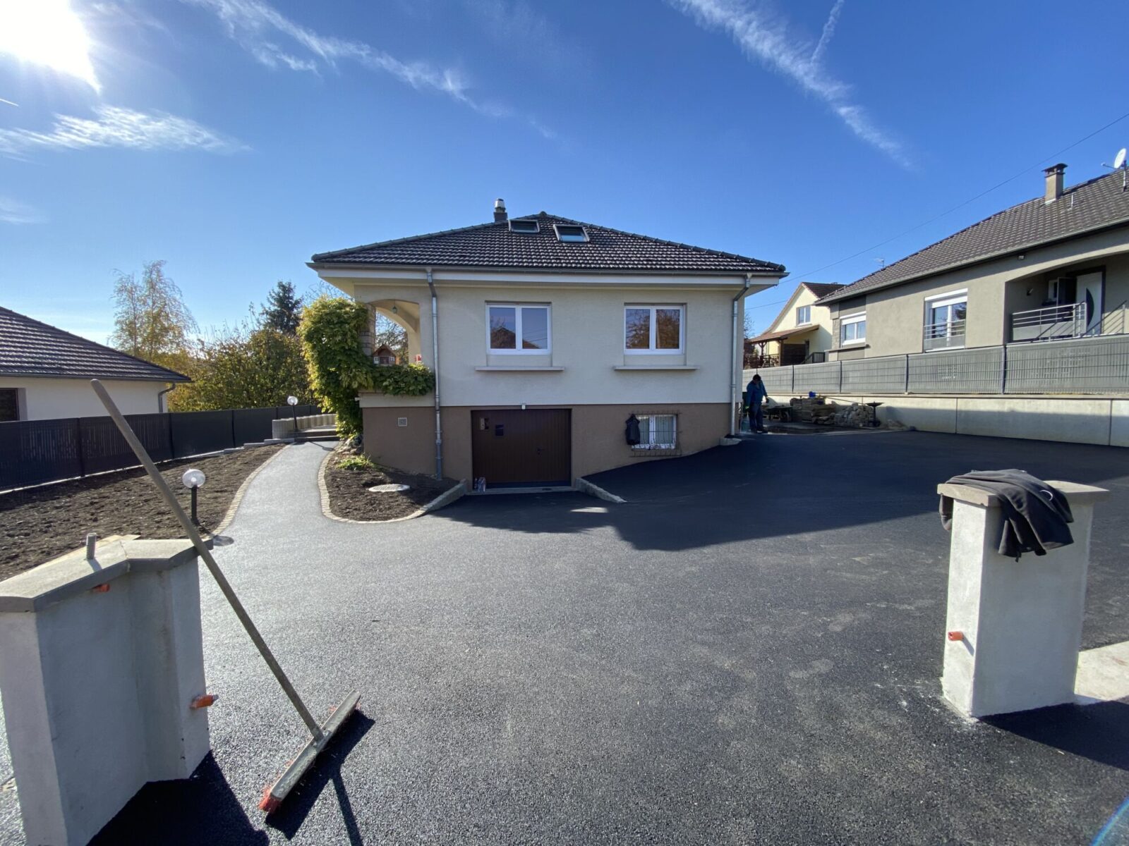 Cour en enrobé devant une maison
