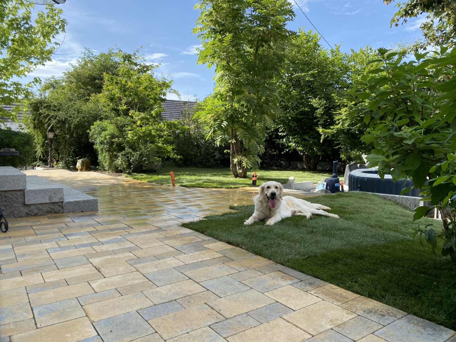 Terrasse en dalles au bord d’une pelouse
