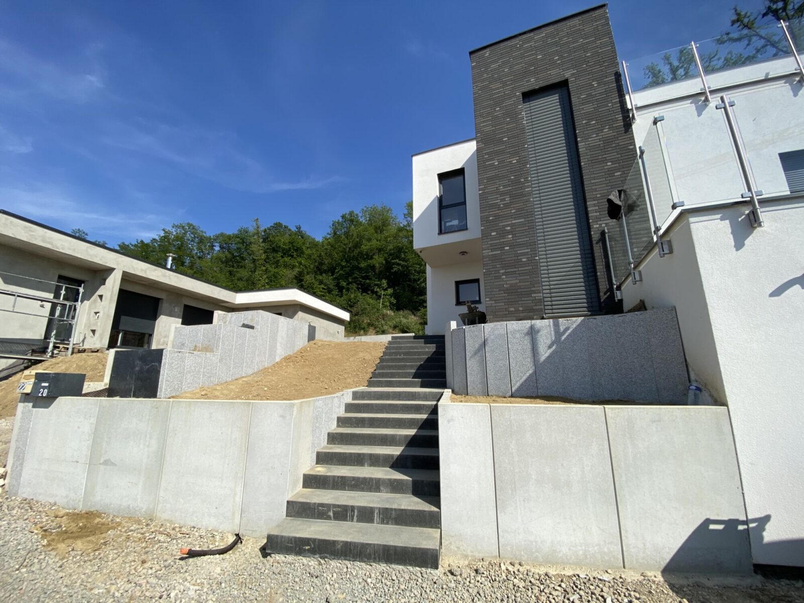 Escalier et murs en L devant une maison moderne