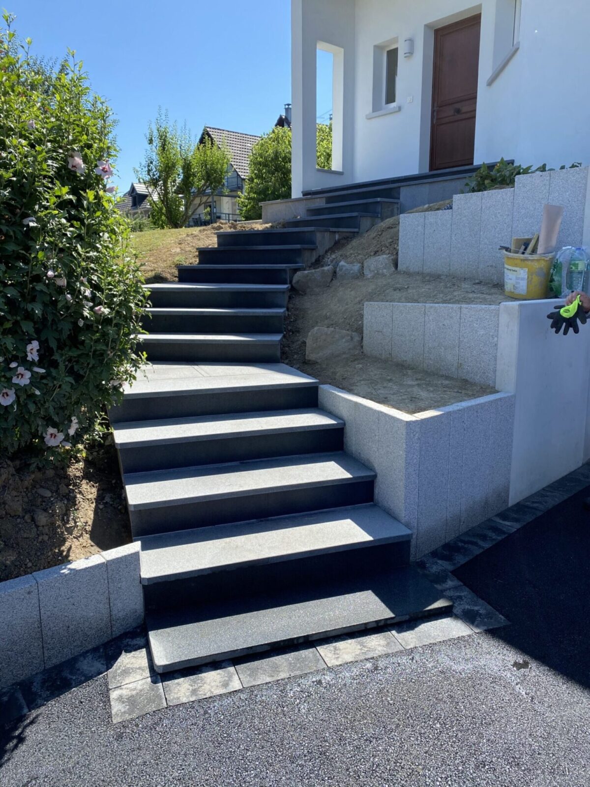 Création d’escaliers extérieurs : Pose de marches en blocs béton ou granit