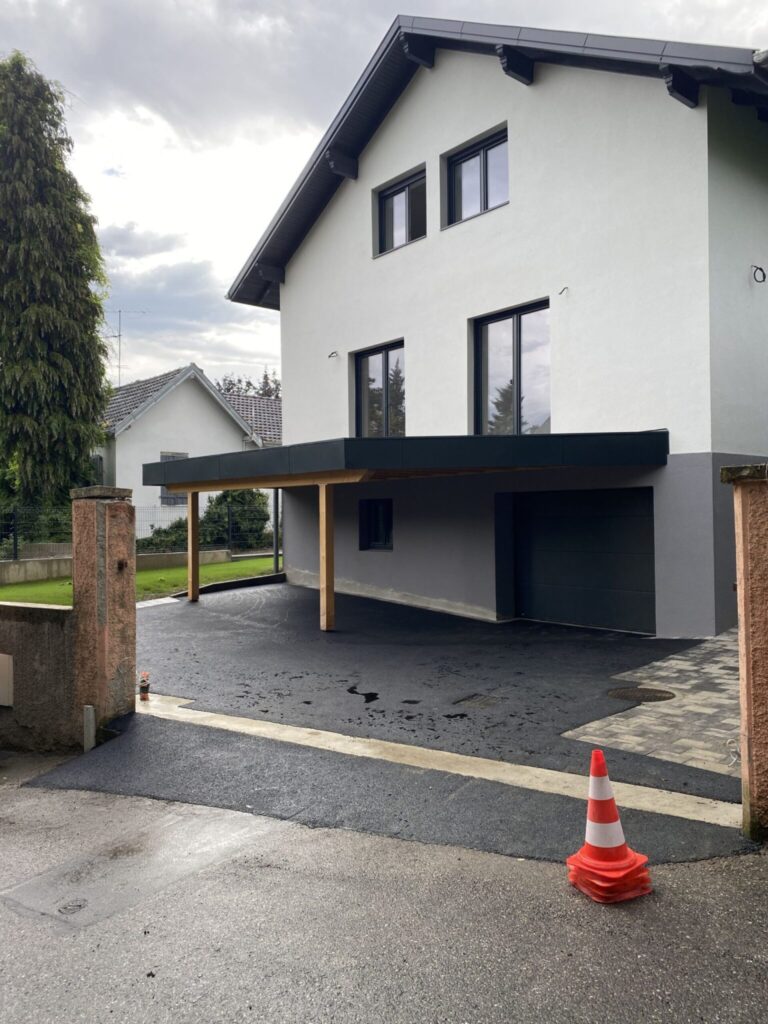 Accès en enrobé devant une maison