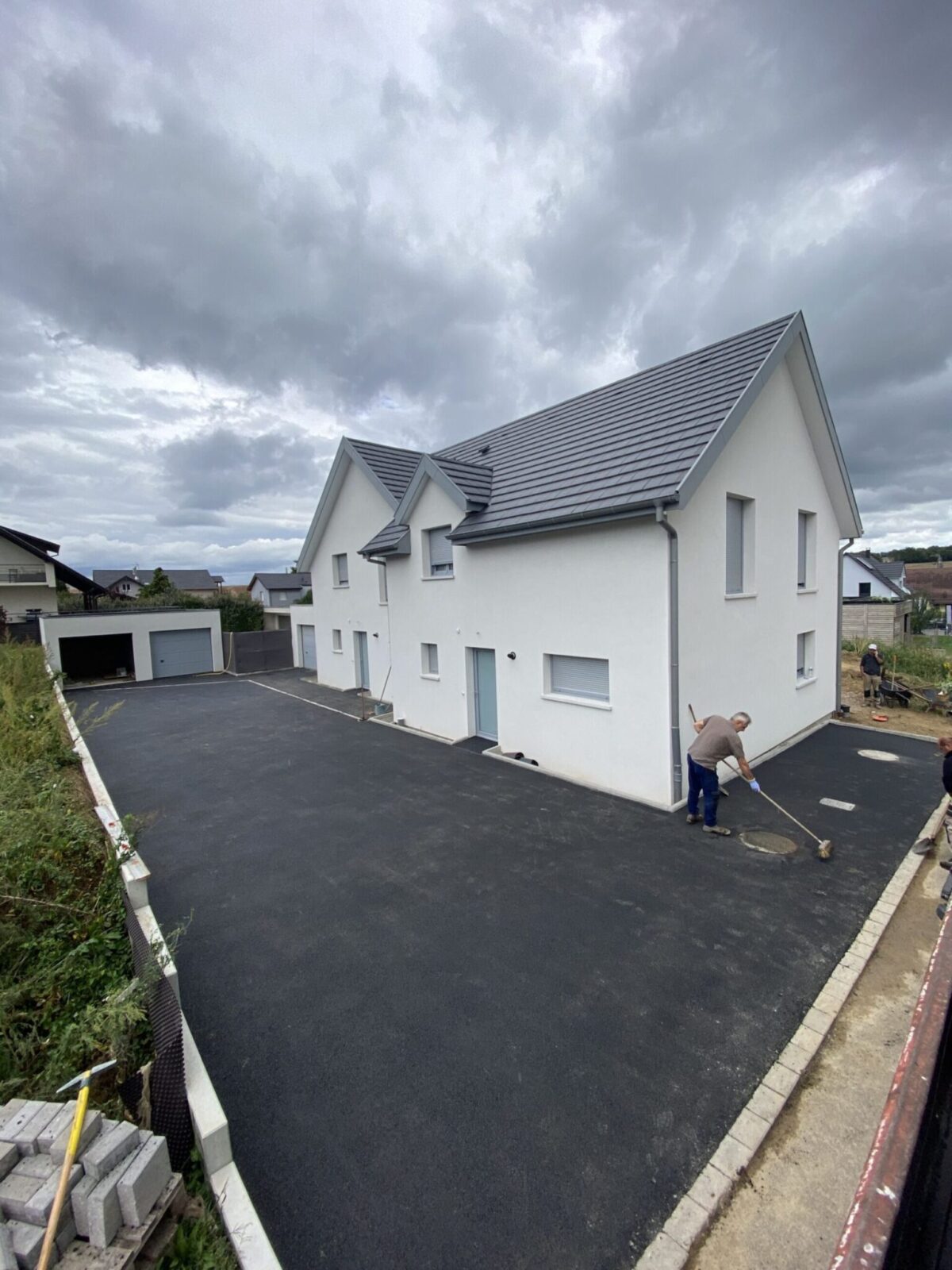 Cour en enrobé devant une maison